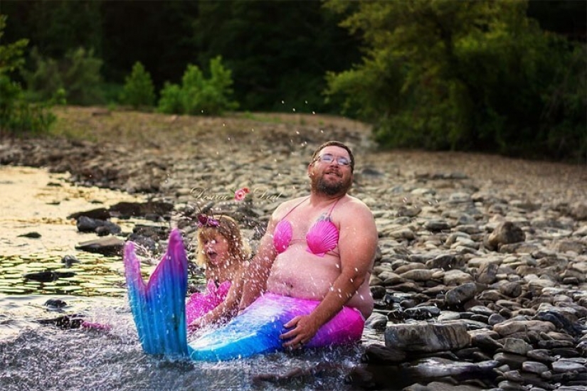 A photo shoot of a father with a little daughter in the image of mermaids conquered social networks A photo shoot of a father with a little daughter in the image of mermaids conquered social networks