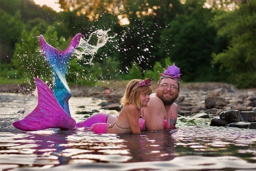 A photo shoot of a father with a little daughter in the image of mermaids conquered social networks A photo shoot of a father with a little daughter in the image of mermaids conquered social networks