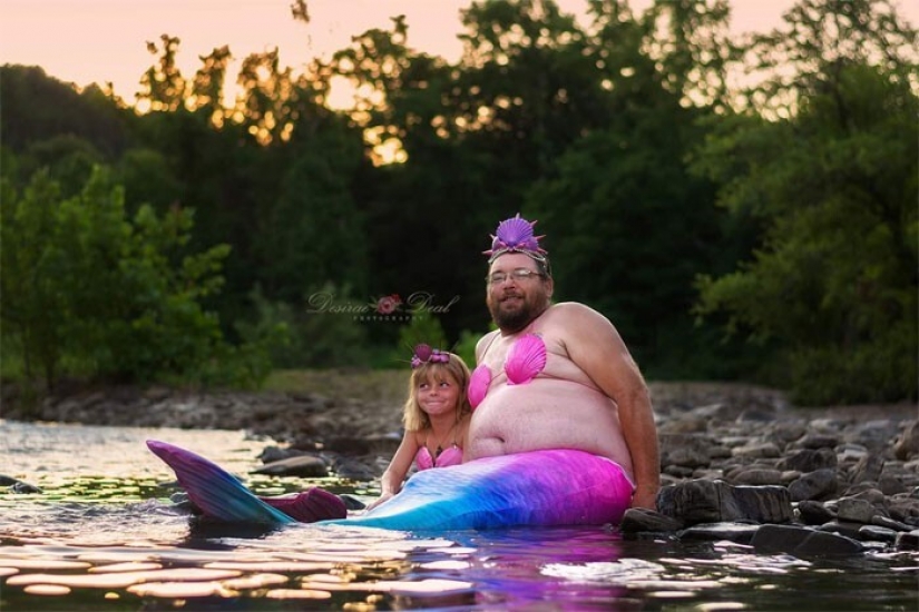 A photo shoot of a father with a little daughter in the image of mermaids conquered social networks A photo shoot of a father with a little daughter in the image of mermaids conquered social networks