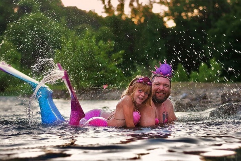 A photo shoot of a father with a little daughter in the image of mermaids conquered social networks A photo shoot of a father with a little daughter in the image of mermaids conquered social networks