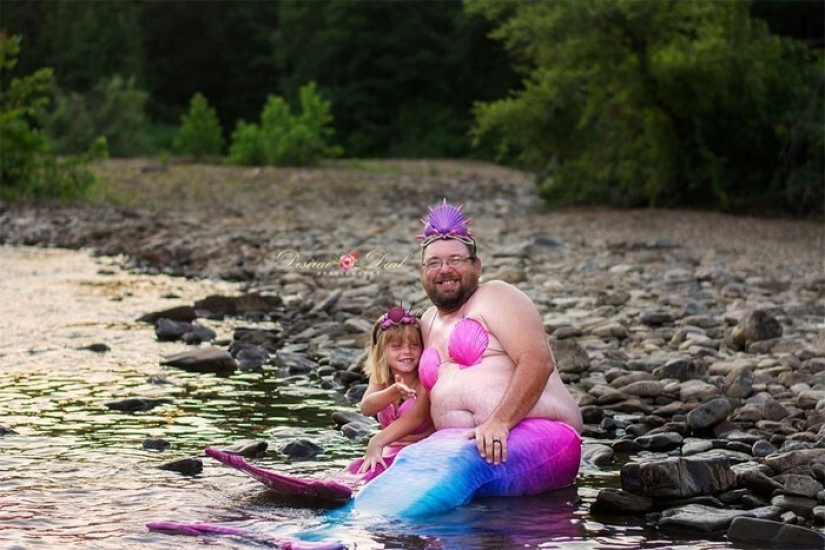 A photo shoot of a father with a little daughter in the image of mermaids conquered social networks A photo shoot of a father with a little daughter in the image of mermaids conquered social networks