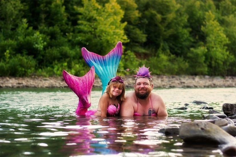 A photo shoot of a father with a little daughter in the image of mermaids conquered social networks A photo shoot of a father with a little daughter in the image of mermaids conquered social networks