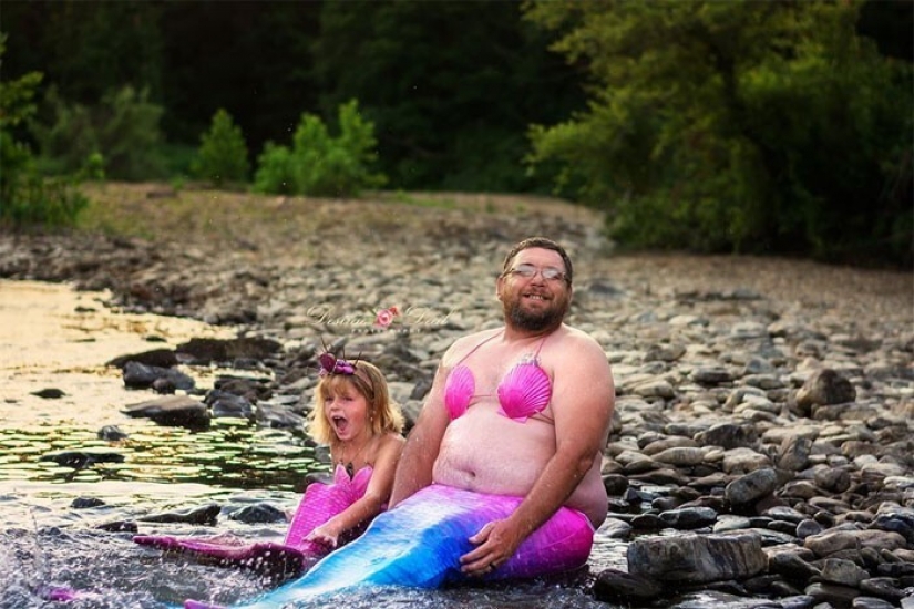 A photo shoot of a father with a little daughter in the image of mermaids conquered social networks A photo shoot of a father with a little daughter in the image of mermaids conquered social networks