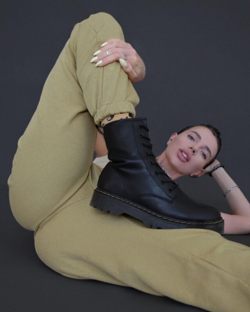 A Russian model was arrested for a photo with a naked ass near a police station