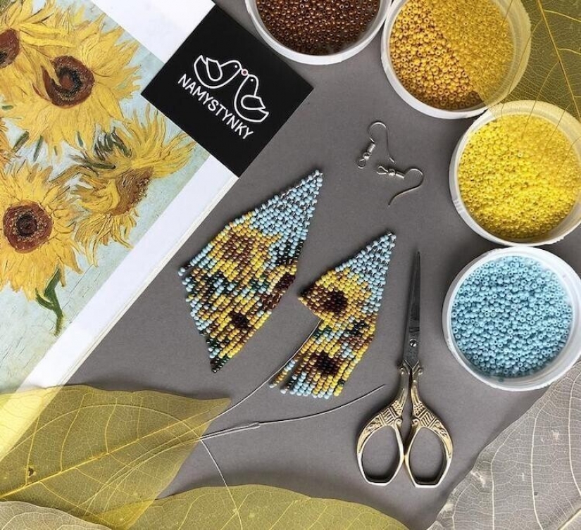 A talented Ukrainian woman makes beaded earrings based on the plots of famous paintings A talented Ukrainian woman makes beaded earrings based on the plots of famous paintings