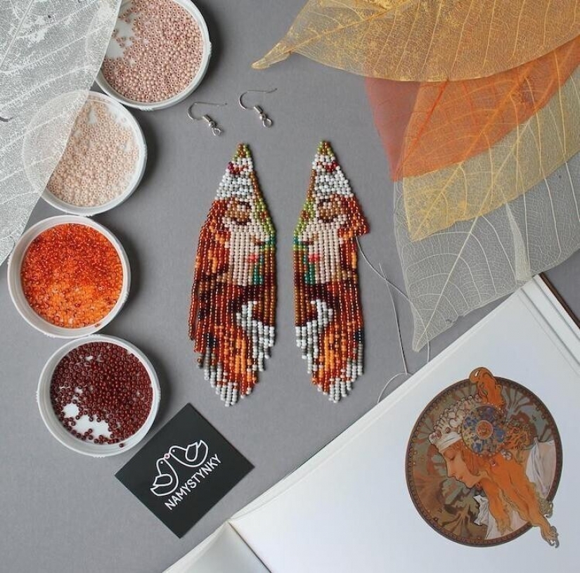 A talented Ukrainian woman makes beaded earrings based on the plots of famous paintings A talented Ukrainian woman makes beaded earrings based on the plots of famous paintings