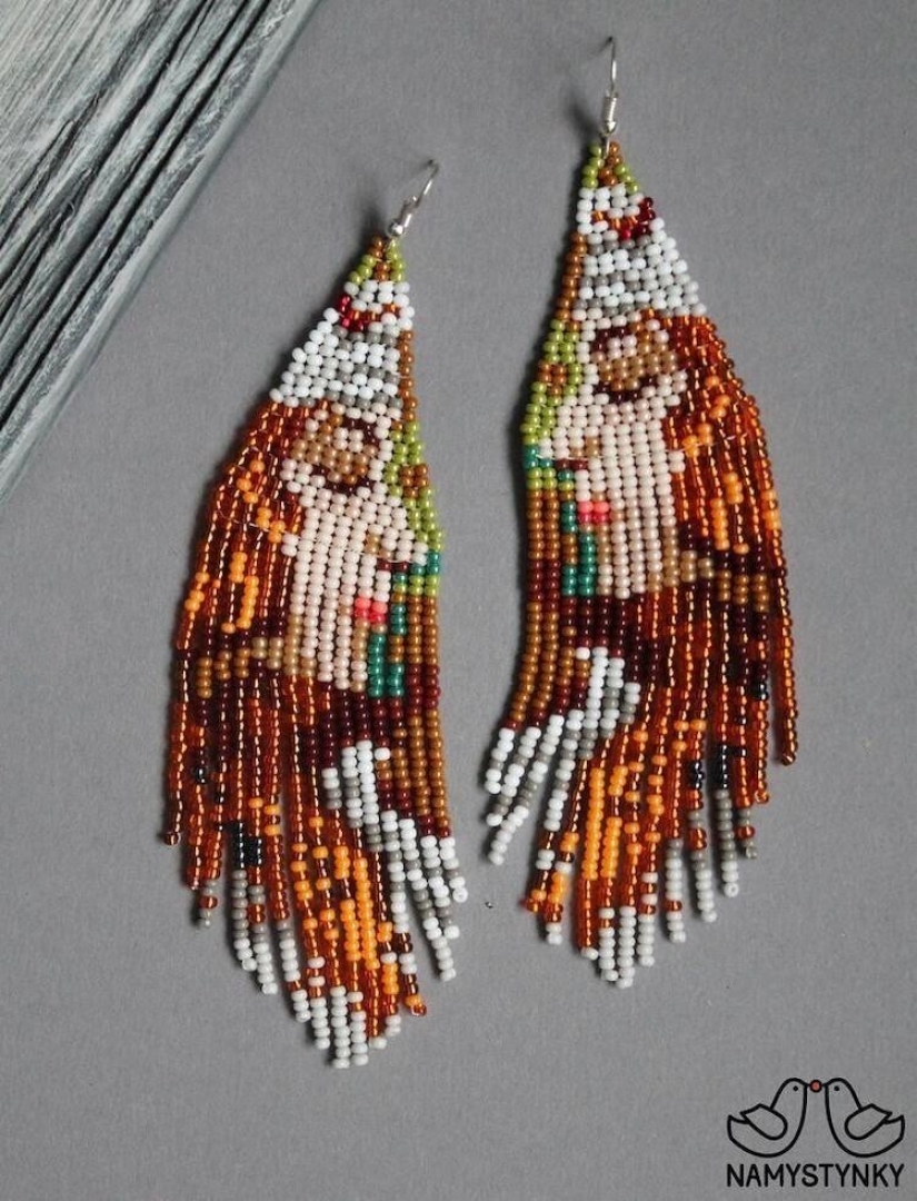 A talented Ukrainian woman makes beaded earrings based on the plots of famous paintings A talented Ukrainian woman makes beaded earrings based on the plots of famous paintings