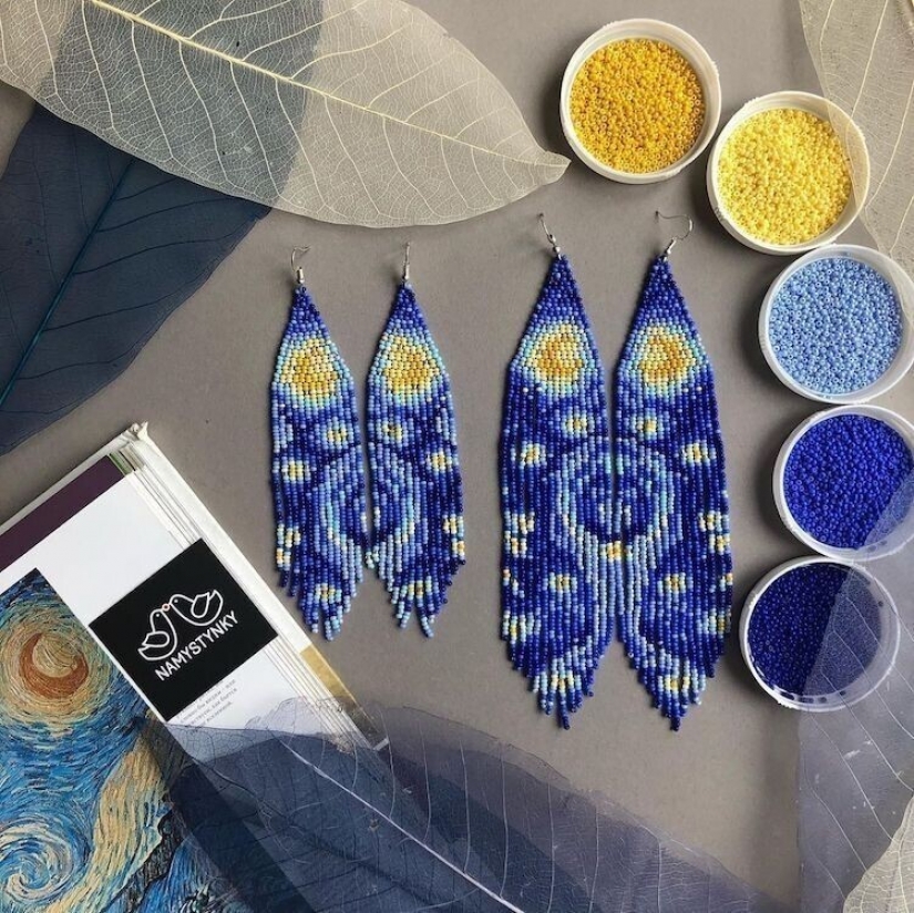 A talented Ukrainian woman makes beaded earrings based on the plots of famous paintings A talented Ukrainian woman makes beaded earrings based on the plots of famous paintings
