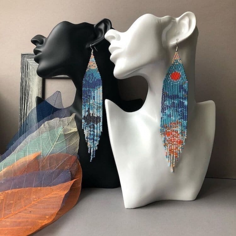 A talented Ukrainian woman makes beaded earrings based on the plots of famous paintings A talented Ukrainian woman makes beaded earrings based on the plots of famous paintings