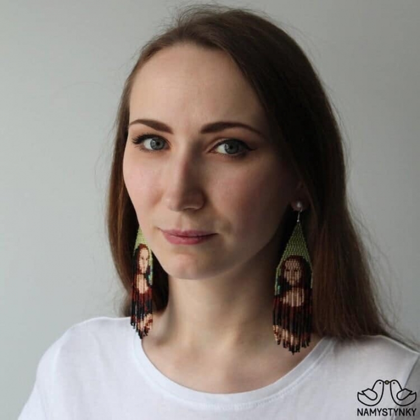 A talented Ukrainian woman makes beaded earrings based on the plots of famous paintings A talented Ukrainian woman makes beaded earrings based on the plots of famous paintings