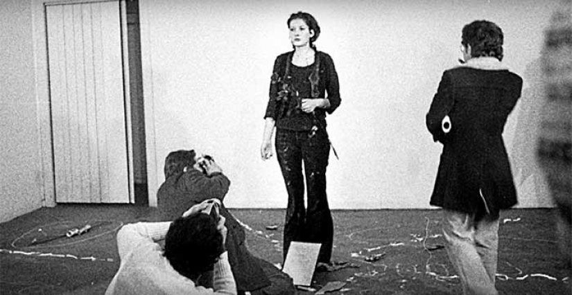 A terrible experiment: the artist stood at attention for 6 hours and allowed the audience to do anything with her A terrible experiment: the artist stood at attention for 6 hours and allowed the audience to do anything with her