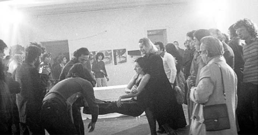 A terrible experiment: the artist stood at attention for 6 hours and allowed the audience to do anything with her A terrible experiment: the artist stood at attention for 6 hours and allowed the audience to do anything with her