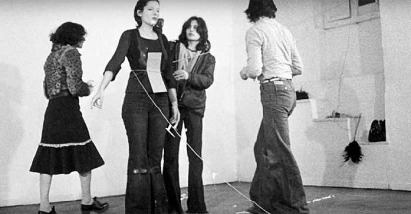 A terrible experiment: the artist stood at attention for 6 hours and allowed the audience to do anything with her A terrible experiment: the artist stood at attention for 6 hours and allowed the audience to do anything with her