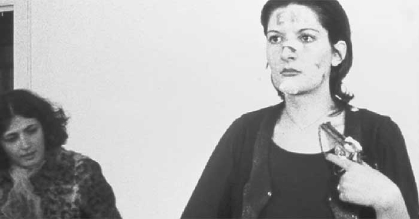 A terrible experiment: the artist stood at attention for 6 hours and allowed the audience to do anything with her A terrible experiment: the artist stood at attention for 6 hours and allowed the audience to do anything with her