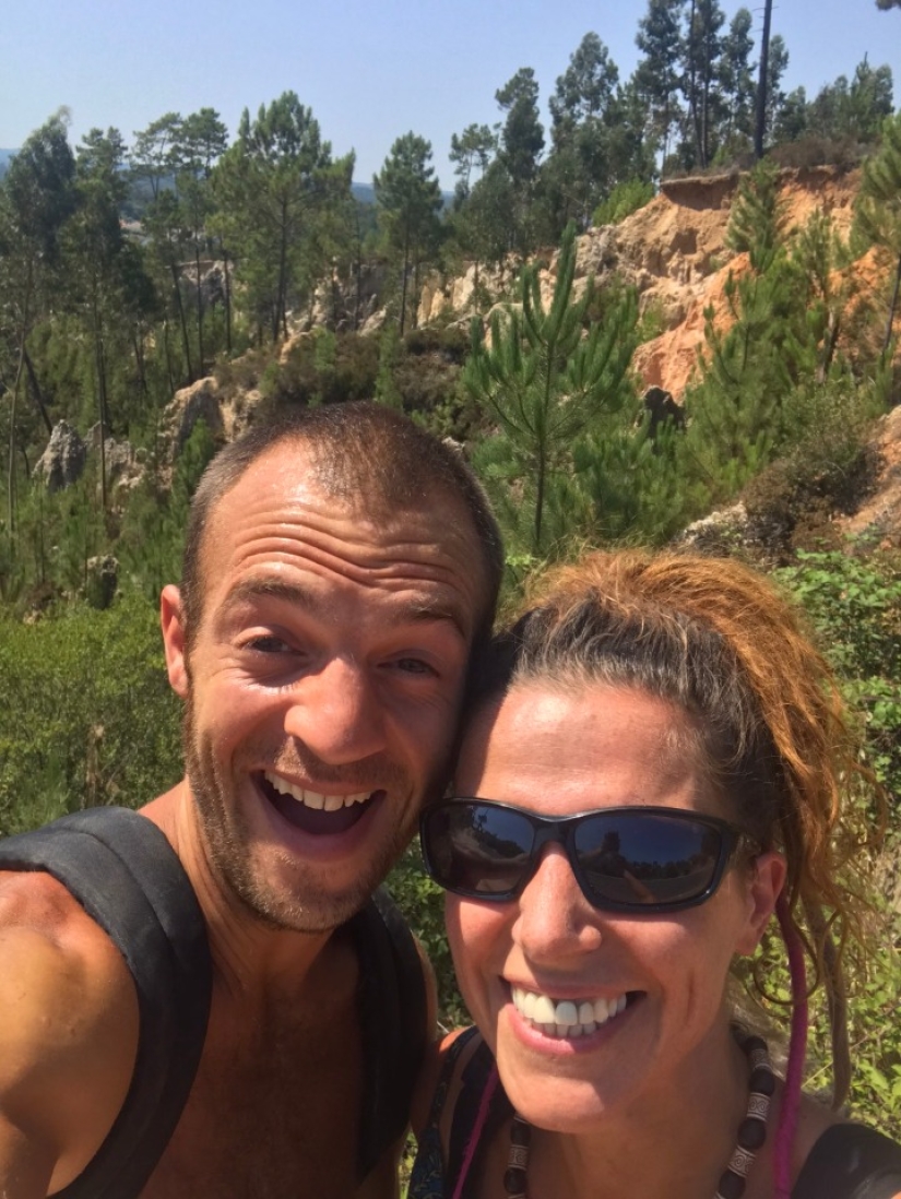 A woman, her ex-husband and his best friend live together. Such a relationship suits everyone