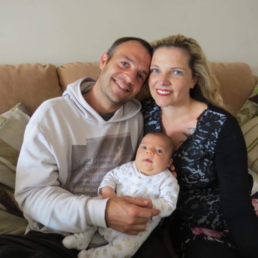 A woman, her ex-husband and his best friend live together. Such a relationship suits everyone