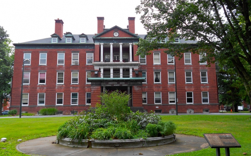 Abandoned film sets of grossing films