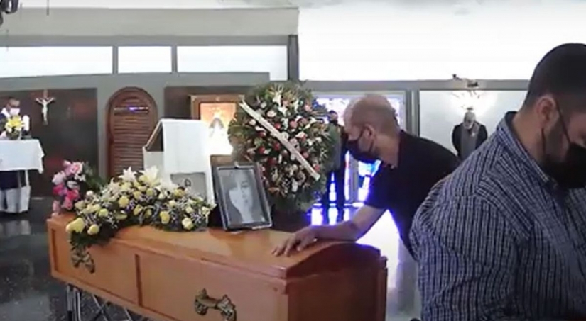 After the crash of a boat in the open sea, the mother breastfed the children, and she died of dehydration