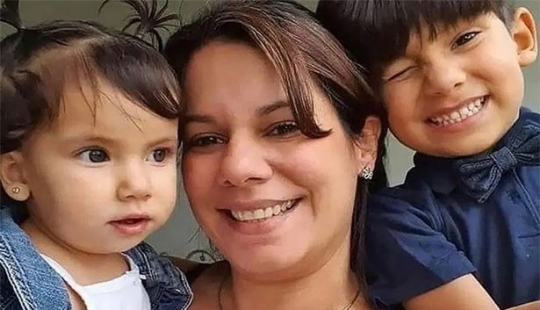 After the crash of a boat in the open sea, the mother breastfed the children, and she died of dehydration