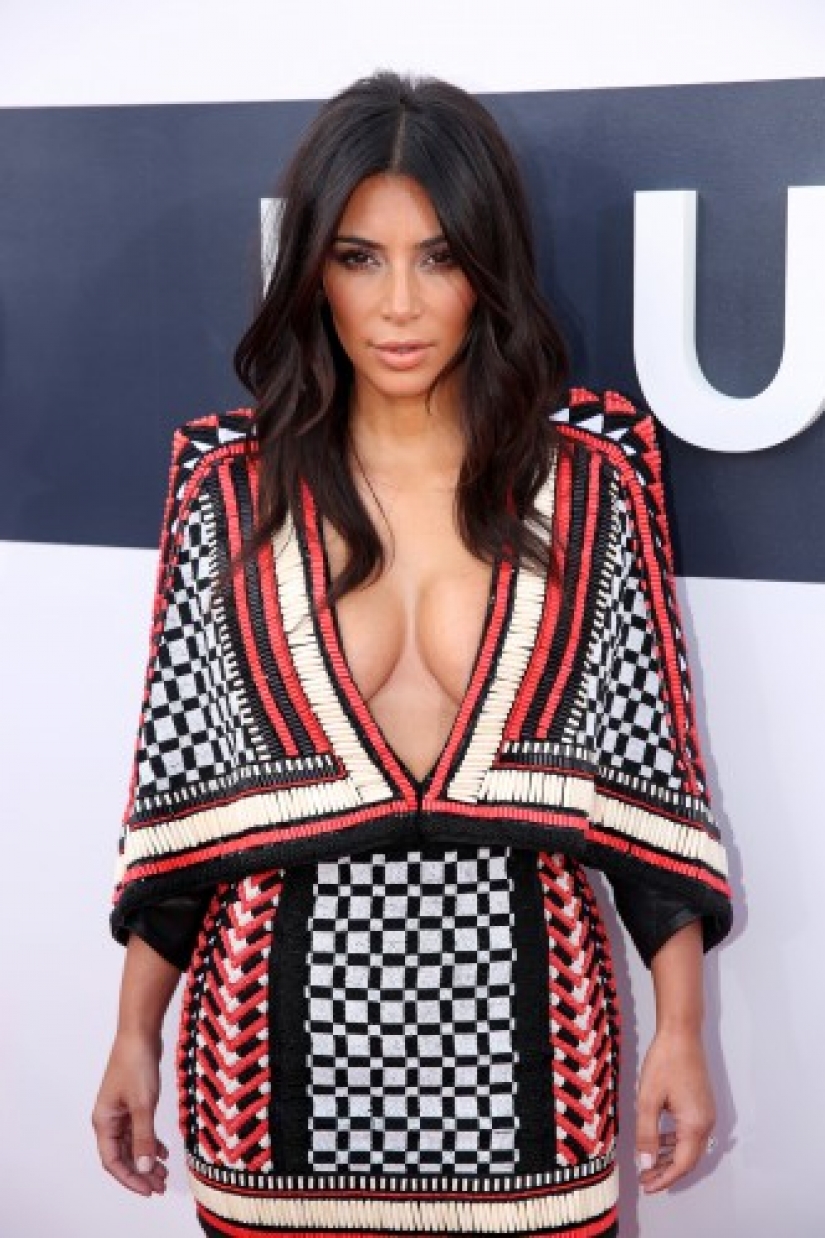 Al borde de una falta: El 15 más revelador escote de Kim Kardashian