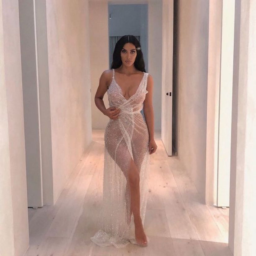 Al borde de una falta: El 15 más revelador escote de Kim Kardashian