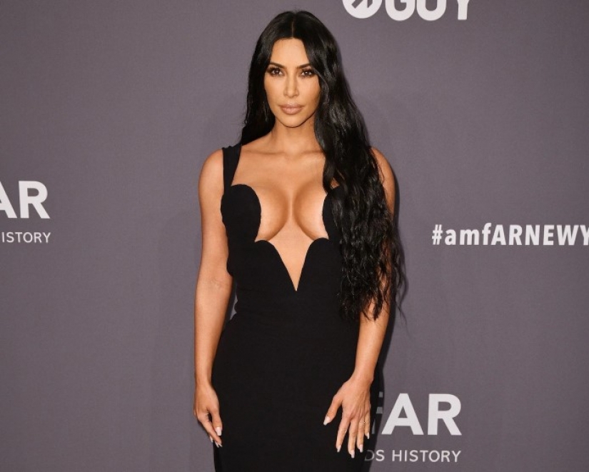 Al borde de una falta: El 15 más revelador escote de Kim Kardashian