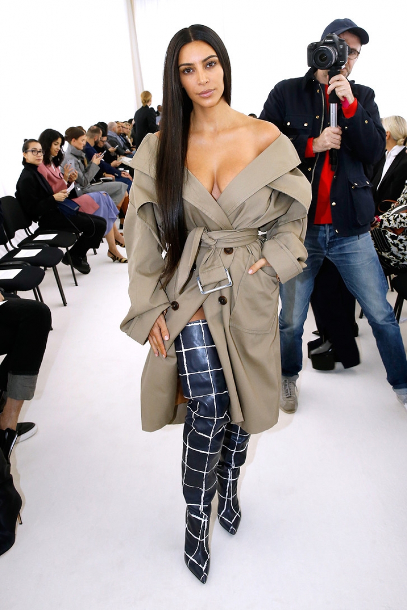 Al borde de una falta: El 15 más revelador escote de Kim Kardashian