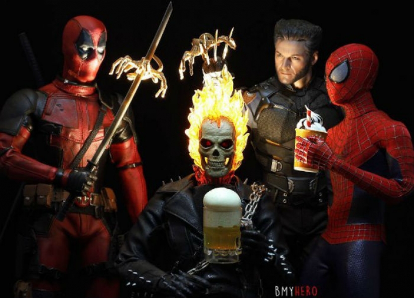 Al fotógrafo se le ocurren nuevos temas para figuras de plástico de superhéroes