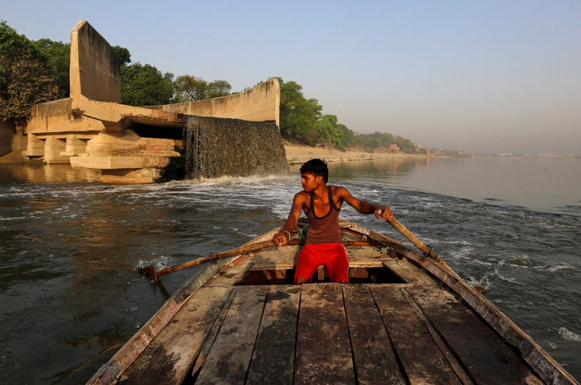 All colors of dirt: how Indians are killing the sacred river Ganges