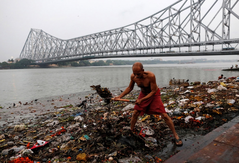 All colors of dirt: how Indians are killing the sacred river Ganges
