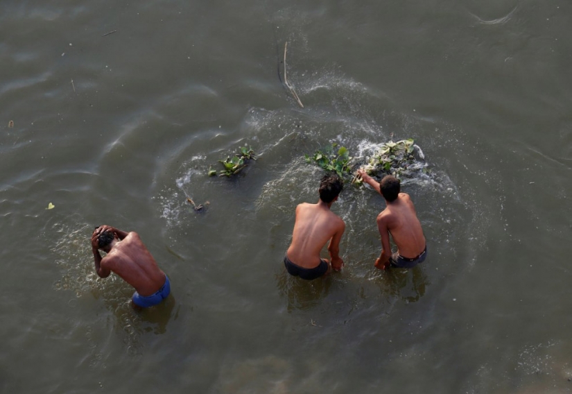 All colors of dirt: how Indians are killing the sacred river Ganges