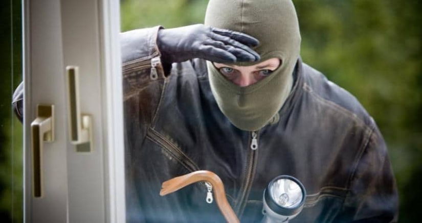 All covered with grease: the perfect hiding place for valuables in the form of a sex toy