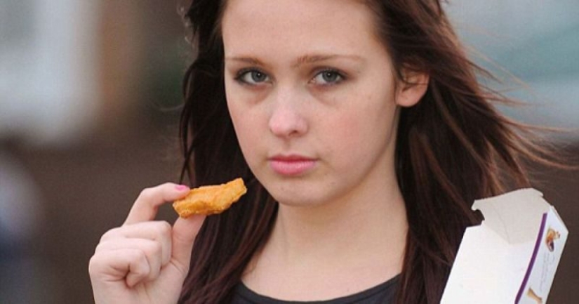 Amigos veganos borrachos alimentado pollo, y ella no apreció la broma y se informó a la policía