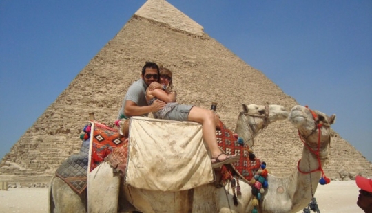 Amor jorobado: un pensionista tendrá que pagar a un hombre guapo de Egipto que la sedujo con camellos