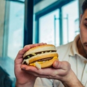 An American has been eating at an amusement park for 7 years and saved up for a house