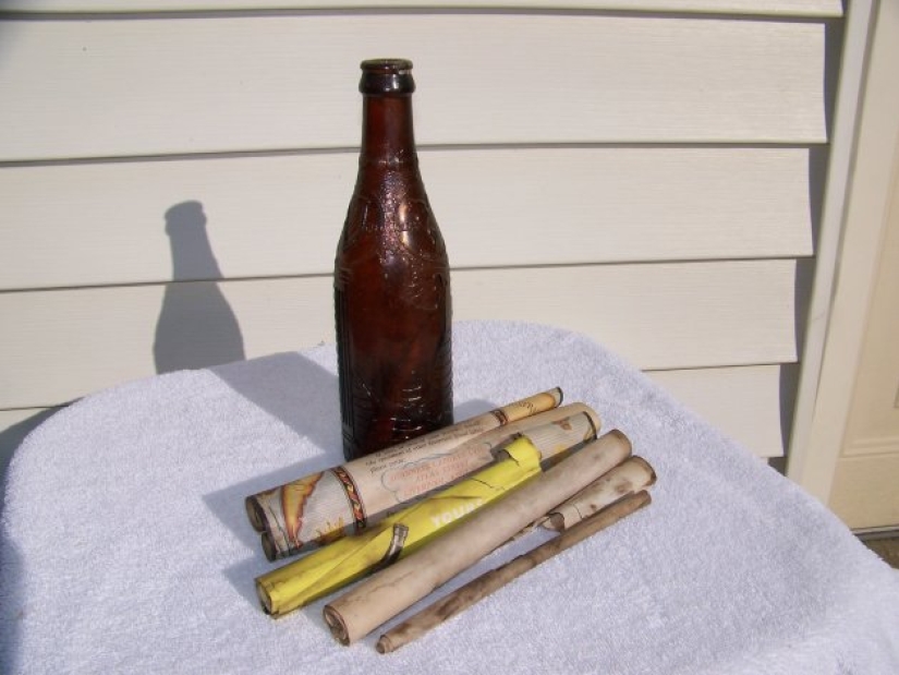 An American quit his job to wander the beaches and look for notes in bottles