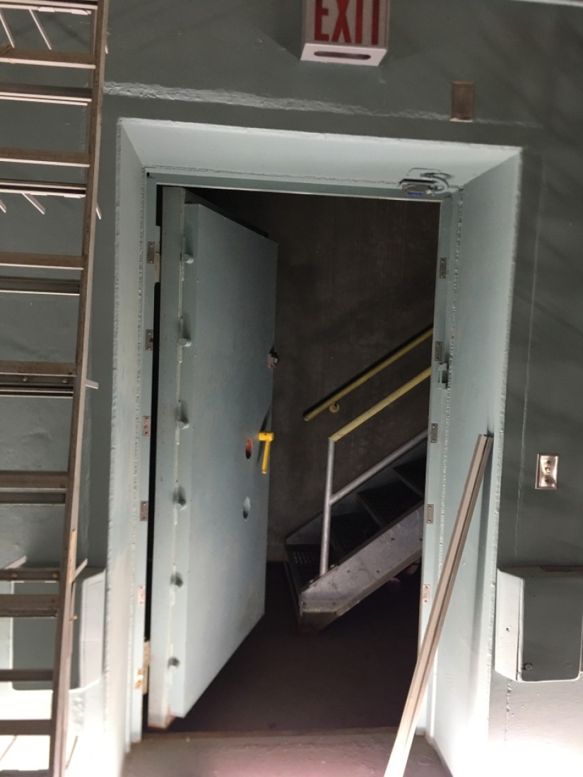 An American with many children bought a bunker with an area of 550 sq.m. and left with his family to live underground An American with many children bought a bunker with an area of 550 sq.m. and left with his family to live underground