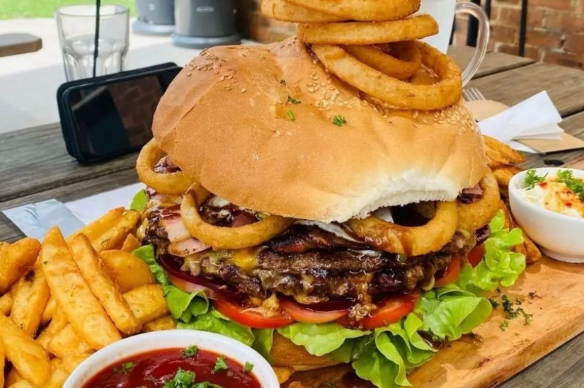 An Australian man broke a record by eating a 5-kilogram burger in half an hour and eating it with dessert