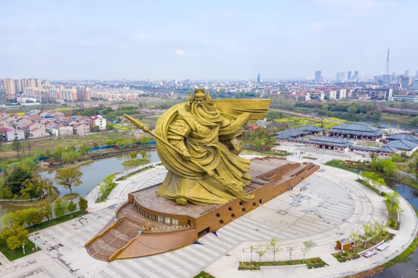 At the request of workers: in China, they will spend a huge amount on dismantling the statue, which the residents did not like