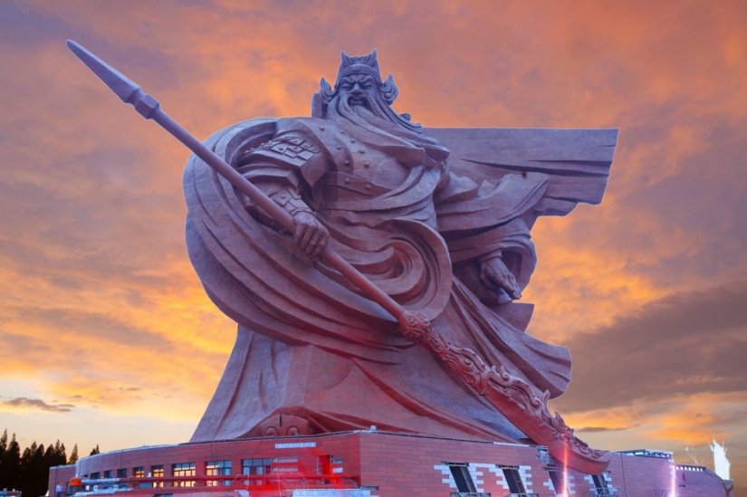 At the request of workers: in China, they will spend a huge amount on dismantling the statue, which the residents did not like
