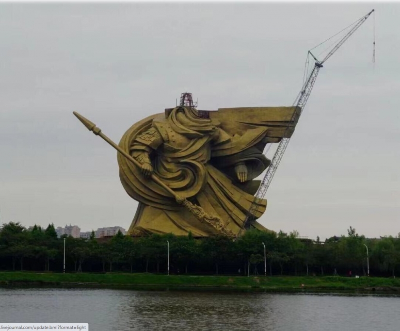 At the request of workers: in China, they will spend a huge amount on dismantling the statue, which the residents did not like