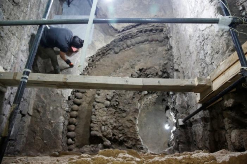 Aztec tower made of human skulls discovered in Mexico City