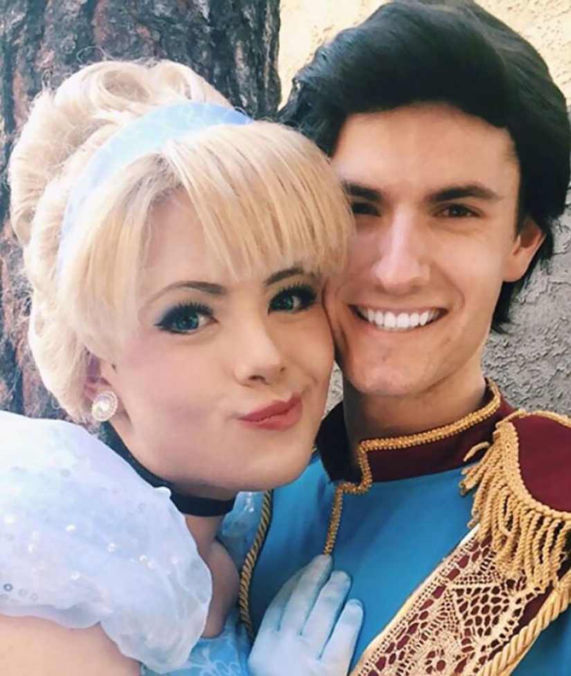 Bajo las imágenes de estas princesas de Disney se esconde... un tipo que sabe hacer las paces