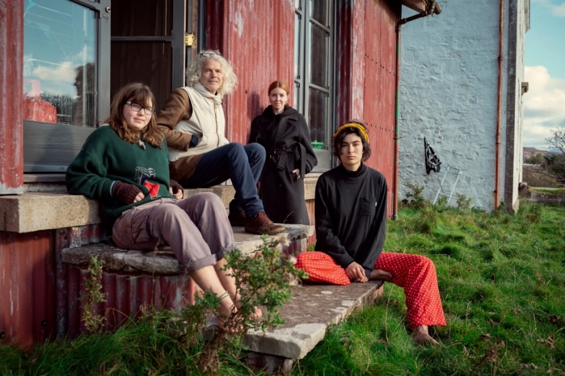 "Beggar" millionaire: a rich man from the UK has abandoned the benefits of civilization and lives on a remote island