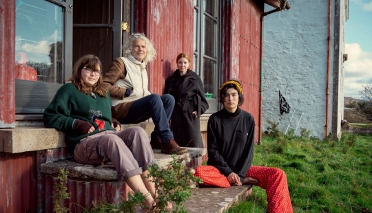 "Beggar" millionaire: a rich man from the UK has abandoned the benefits of civilization and lives on a remote island