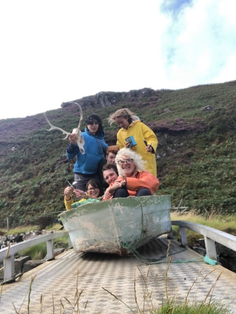 "Beggar" millionaire: a rich man from the UK has abandoned the benefits of civilization and lives on a remote island