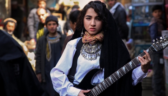 Belleza contra la guerra en las obras de la fotógrafa de Afganistán Fatima Hossaini Belleza contra la guerra en las obras de la fotógrafa de Afganistán Fatima Hossaini