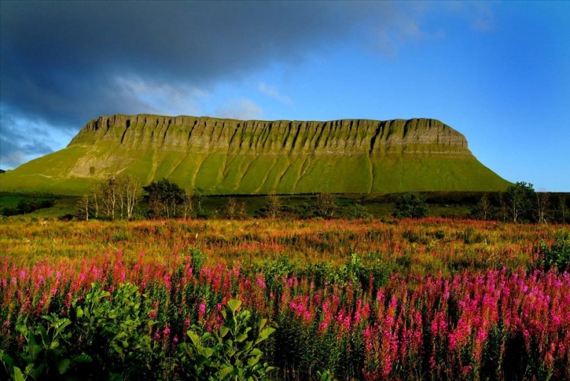 Ben Bulben — sorprendentemente hermoso de la montaña en el Condado de Sligo Ben Bulben — sorprendentemente hermoso de la montaña en el Condado de Sligo
