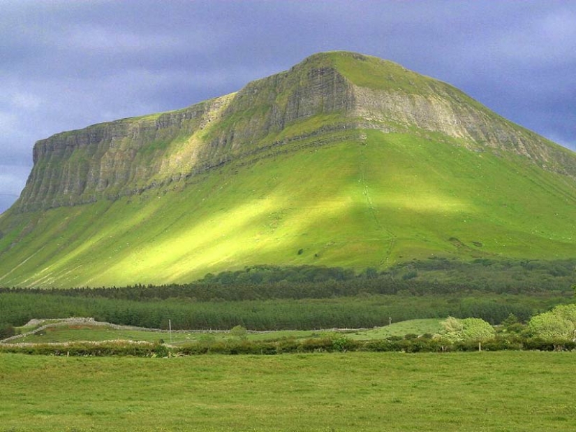 Ben Bulben — sorprendentemente hermoso de la montaña en el Condado de Sligo Ben Bulben — sorprendentemente hermoso de la montaña en el Condado de Sligo