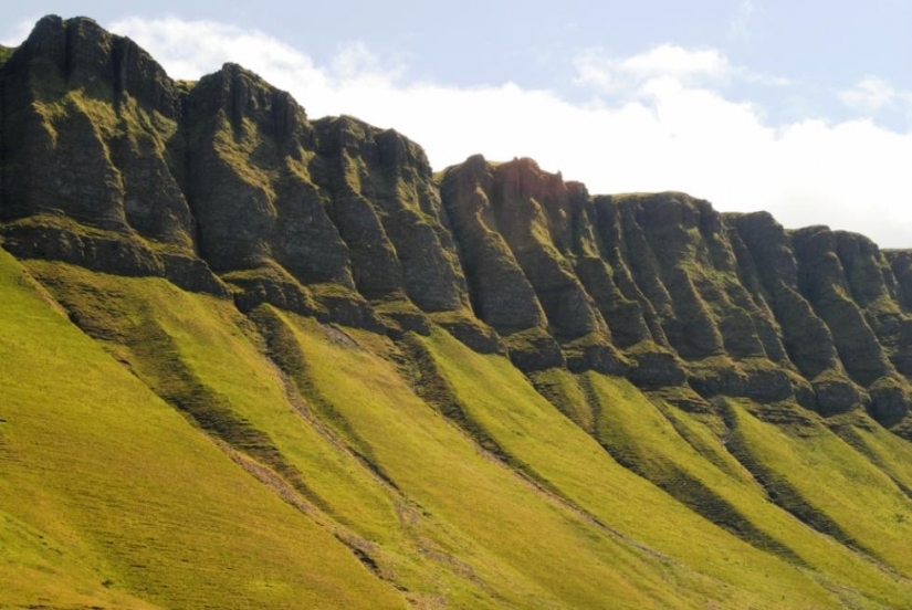 Ben Bulben — sorprendentemente hermoso de la montaña en el Condado de Sligo Ben Bulben — sorprendentemente hermoso de la montaña en el Condado de Sligo